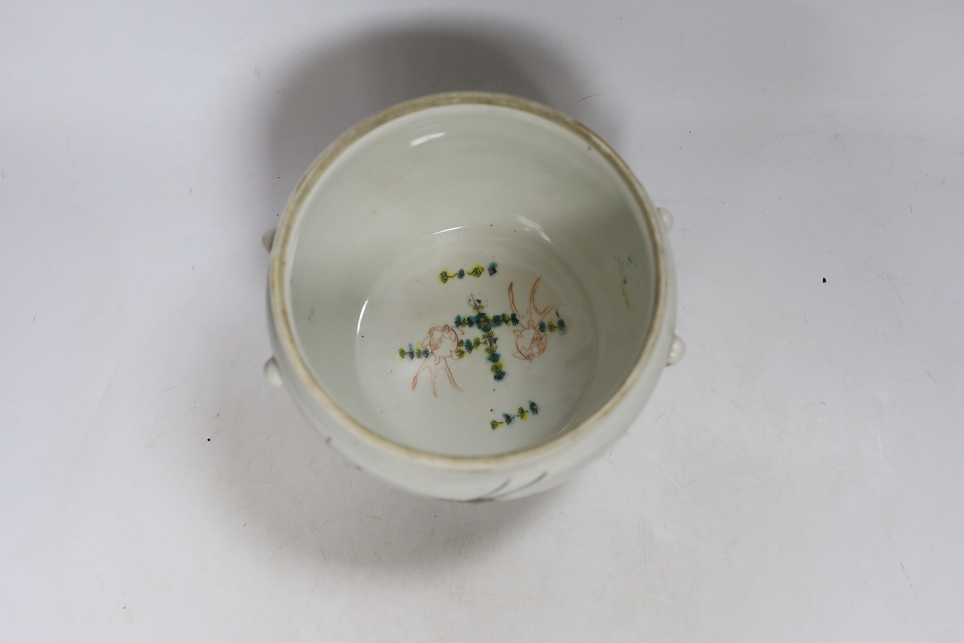 A Chinese famille rose bowl and cover, kamcheng, 20cm in diameter